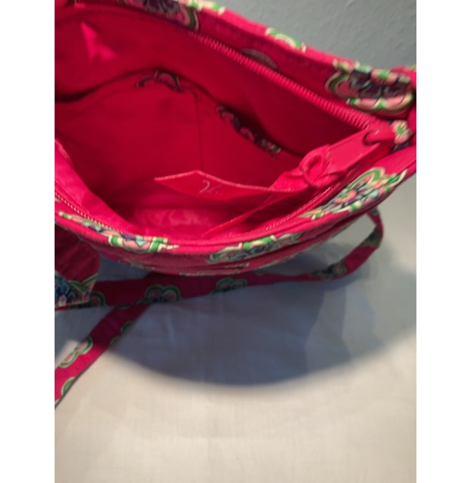 Vera Bradley, Tasker
